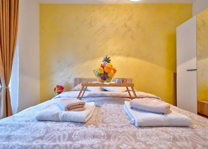 Mons In Katalina Lejlighed